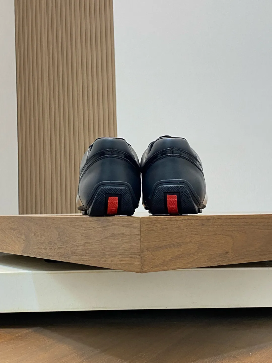 Men's Men's Shoes 💰800 Prada/Prada Men's Leather Casual Sports Shoes, a hot product made in Guangzhou! Made of imported calfskin splicing upper, three-dimensional geometric segmentation, precision manufacturing, uniform stitching, leather texture at a glance, multi-color splicing, fashionable and generous, soft, comfortable and breathable, decorated with PRADA letter logo on the outside, classic letter logo on the tongue, fabric strap on the heel, P family's classic sports shoe type, with fabric lining, silver logo cowhide foot pads, and P family's exclusive rubber outsole. The details are carefully crafted, making it a versatile item for travel! Comes with original box and dust bag! Multiple colors available! Size: 39-40-41-42-43-44 standard leather shoe size (38, 45 customized ¥)